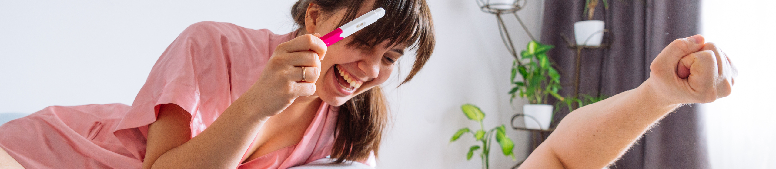 Srećan, par, u, krevetu., žena, pokazuje, muškarac, pozitivan, test, trudnoće.