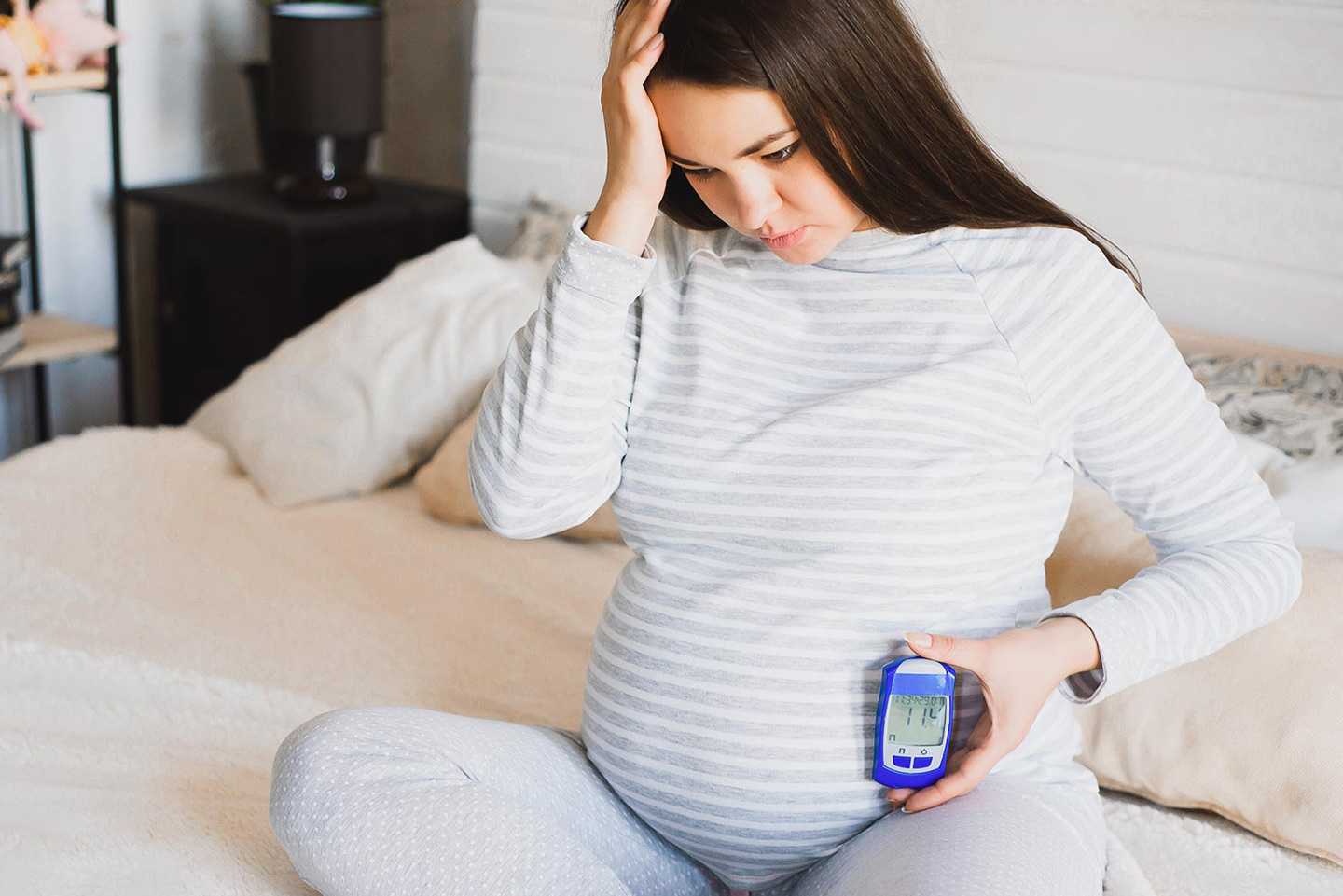 Catafertyl-krevet-za-trudnicu-glukometrom