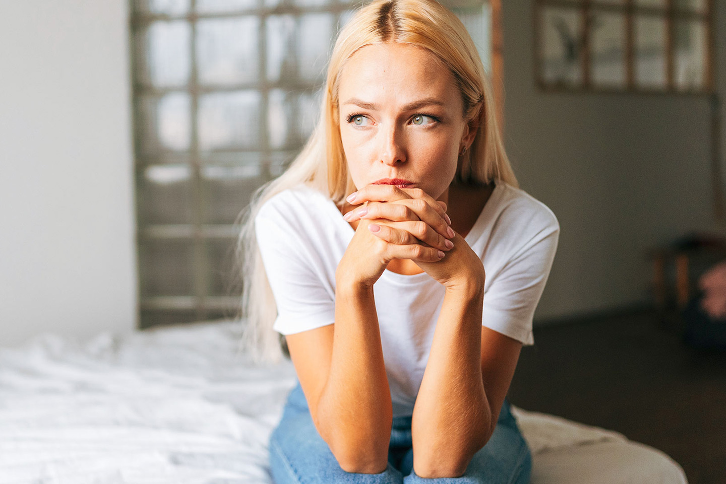 Catafertyl-plavuša-žena-zamišljeni-krevet