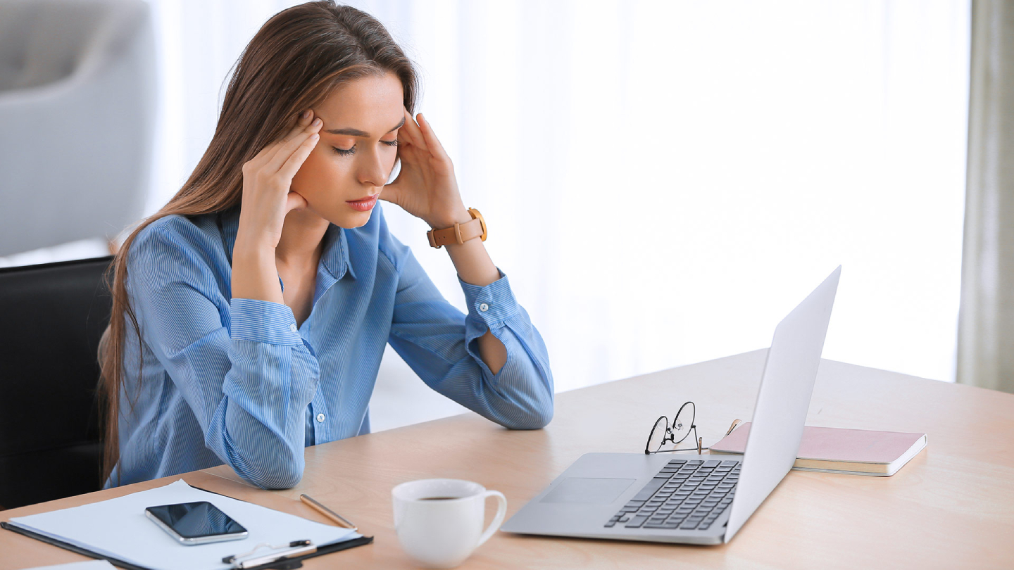 Mlada žena pod stresom zbog hormonskih promena.