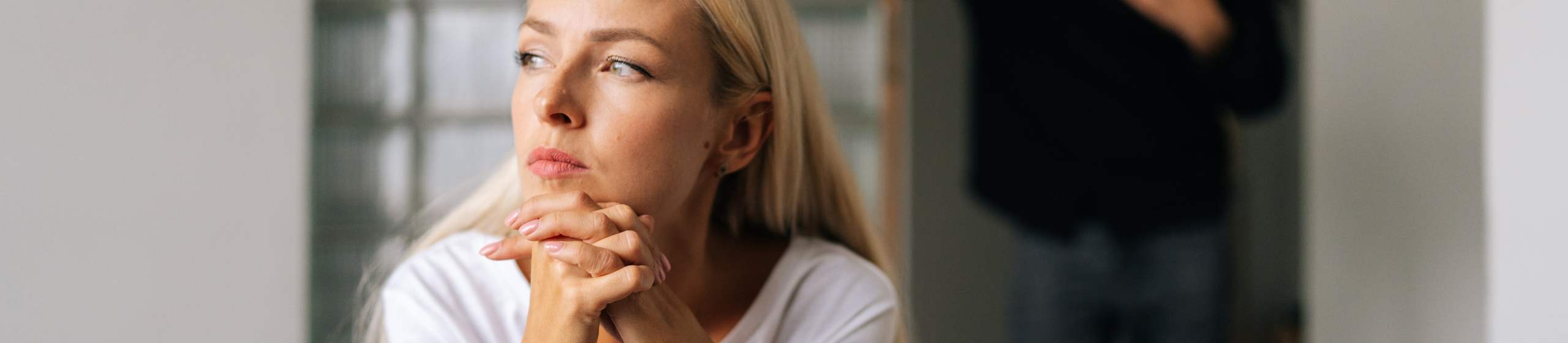 Žena u nevolji zbog problema sa neplodnošću, razgovor sa partnerom – Catafertyl