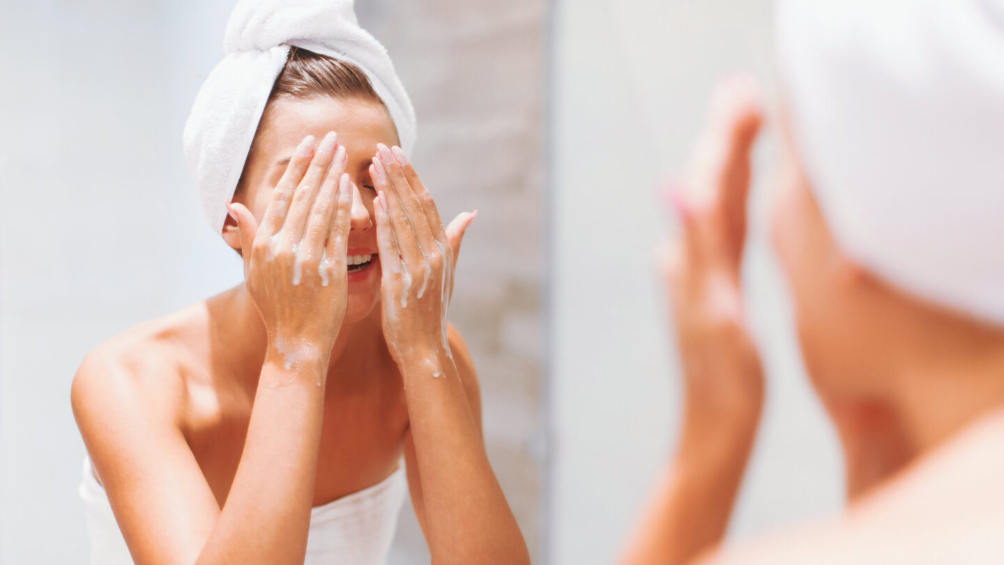 Žena pere lice nežnom penom – Catafertyl